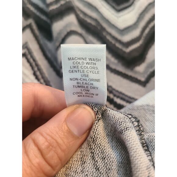 Cato small women's geometric blouse with keyhole button back - Picture 6 of 8